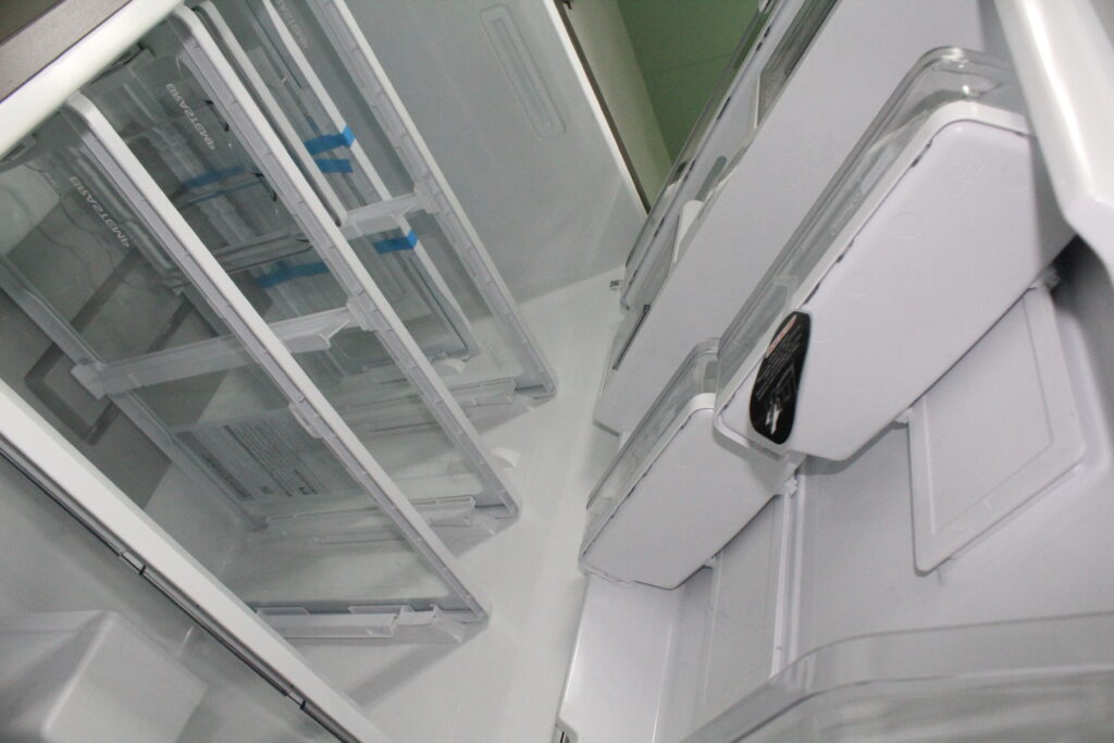 se não houver degelo automático logo que formar gelo (cerca de 1cm) o evaporador deve ser degelado